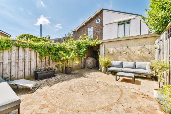 Cost of Courtyard Patio Service in Brentwood